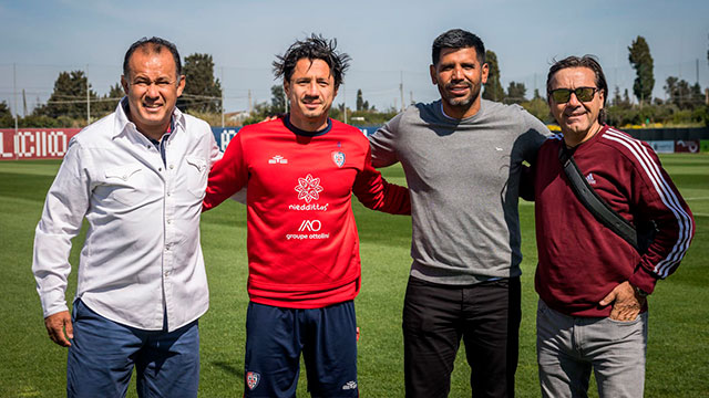 ¡Toco al ‘Bambino’! Juan Reynoso visitó a Gianluca Lapadula durante los entrenamientos del Cagliari